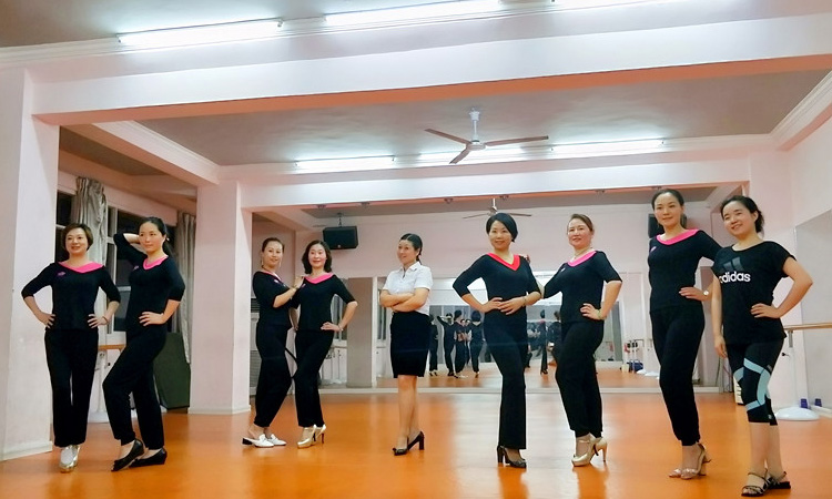 蔡总参加宜昌旗袍协会女企分会形体训练201806.jpg