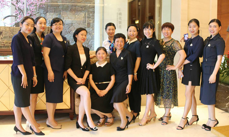 蔡总与宜昌市妇联工作人员合影201806.jpg
